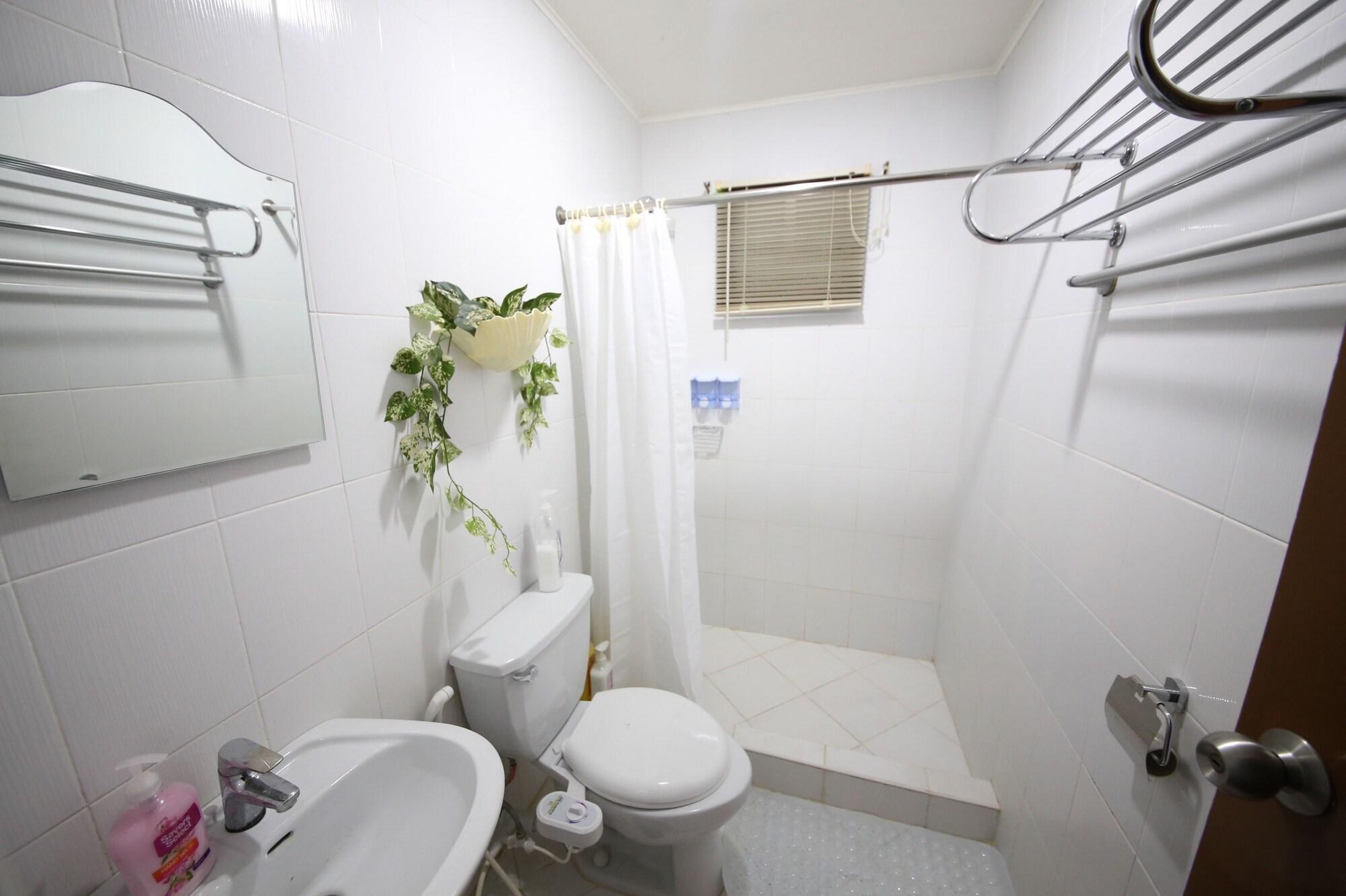 Dee Guesthouse White Sands Lapu-Lapu City Exterior photo